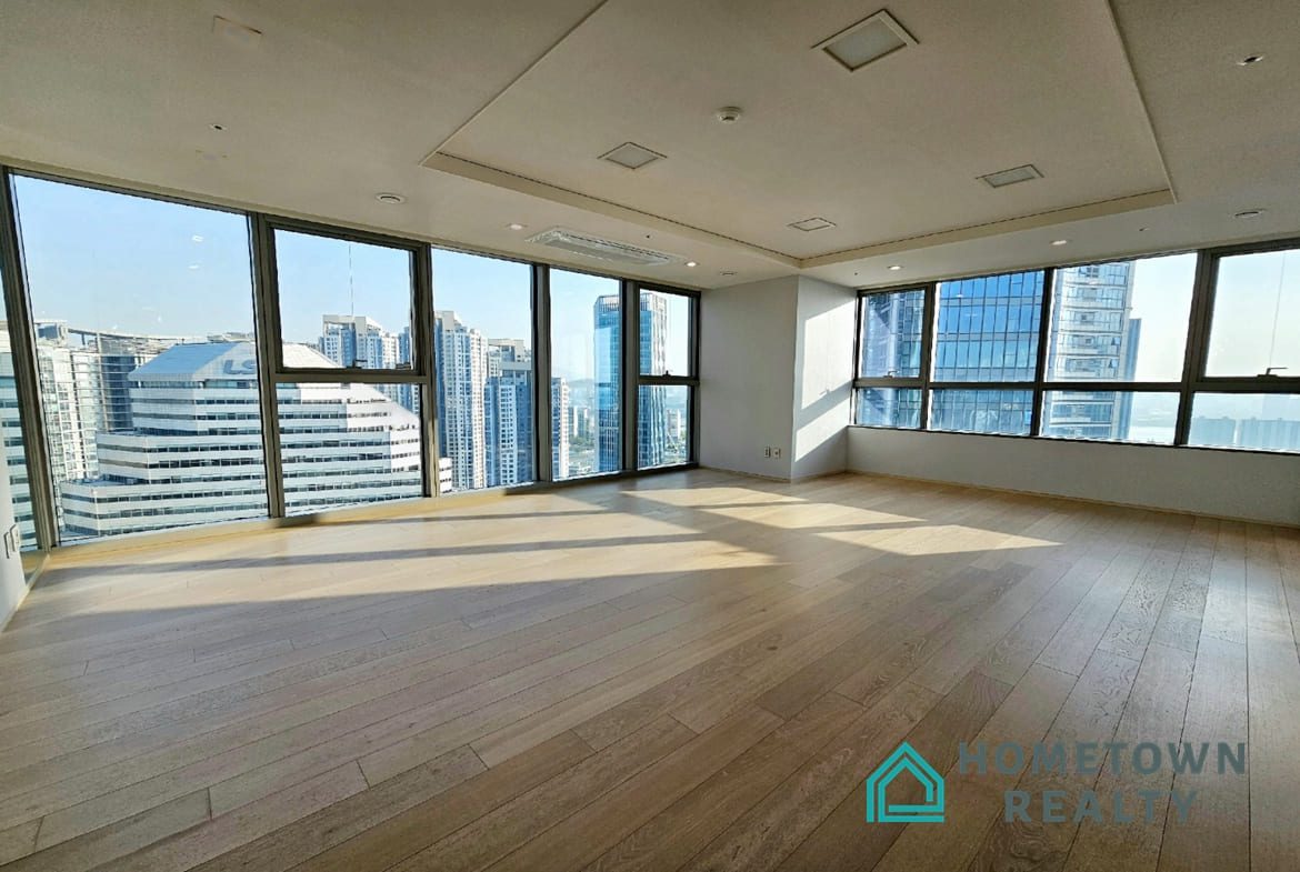 Livingroom with 2 windows