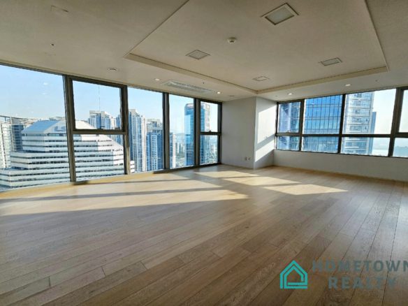 Livingroom with 2 windows