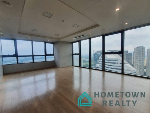 Livingroom with big windows