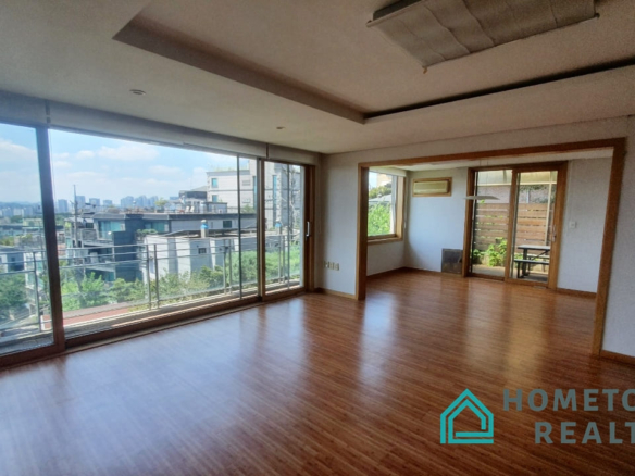 Livingroom with good windows