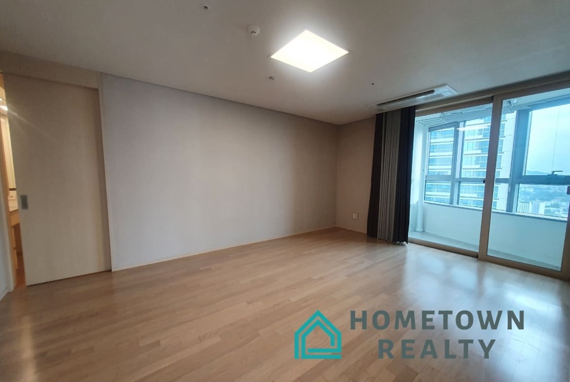 Master bedroom with the balcony