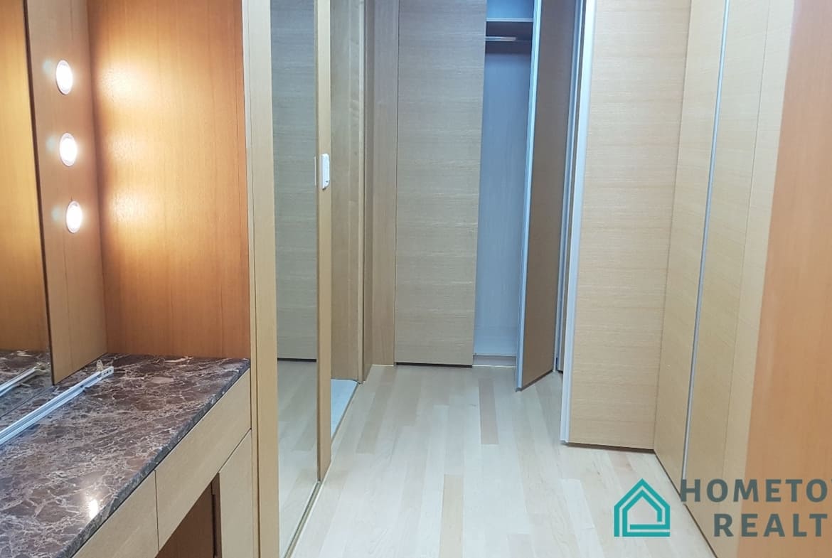 way to the master bathroom from master beadroom