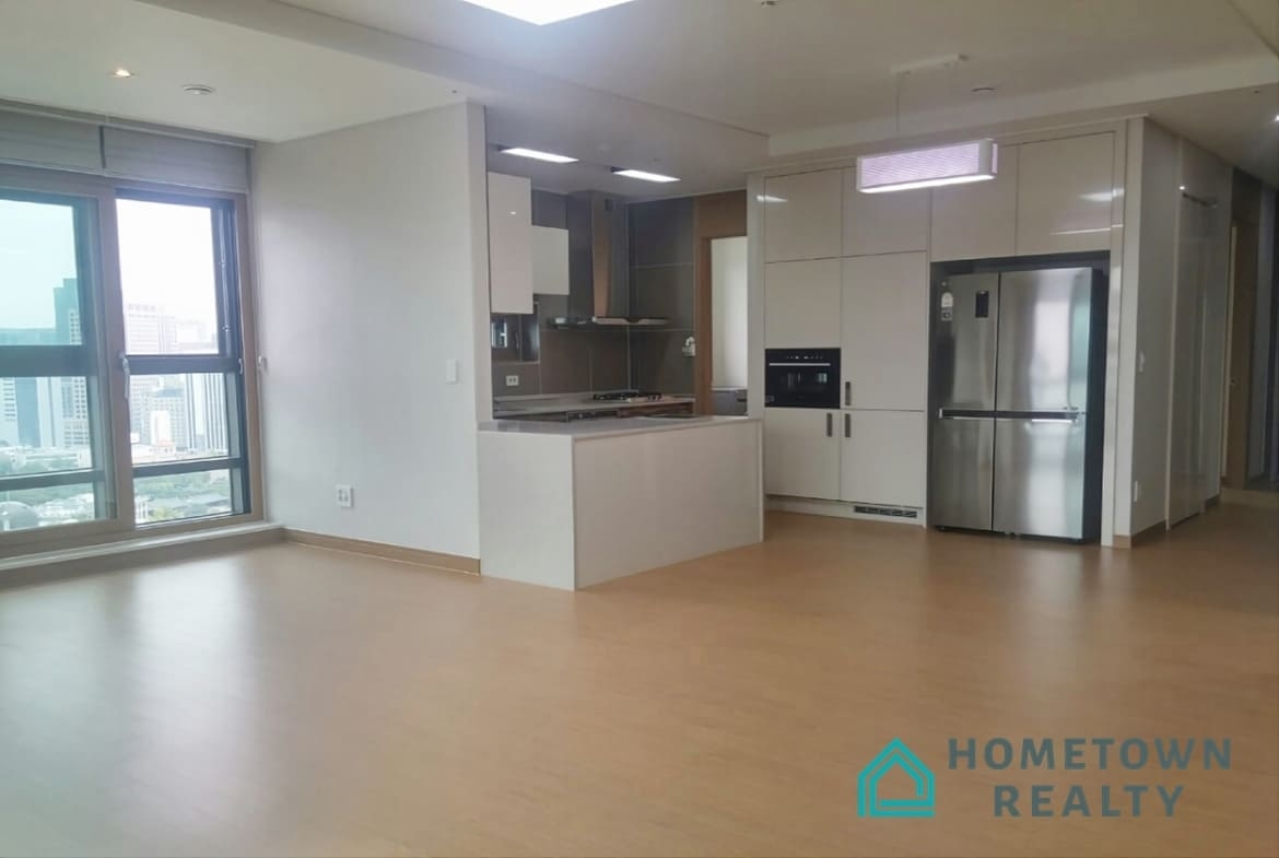 Livingroom with the kitchen