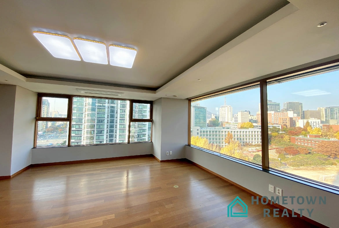 Livingroom with windows