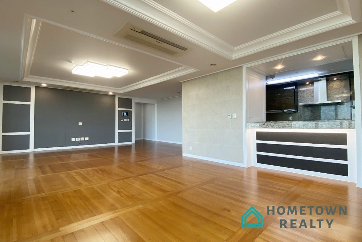 Livingroom with kitchen space