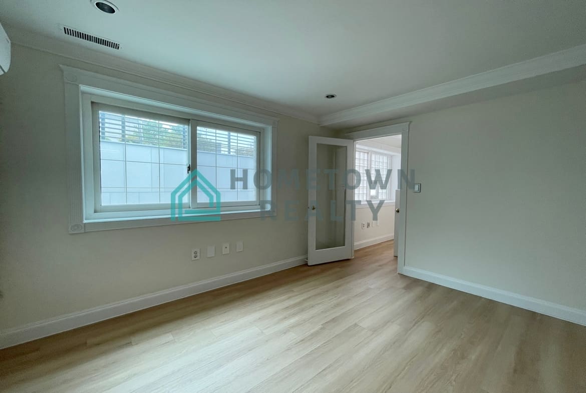 2nd bedroom with the closet door