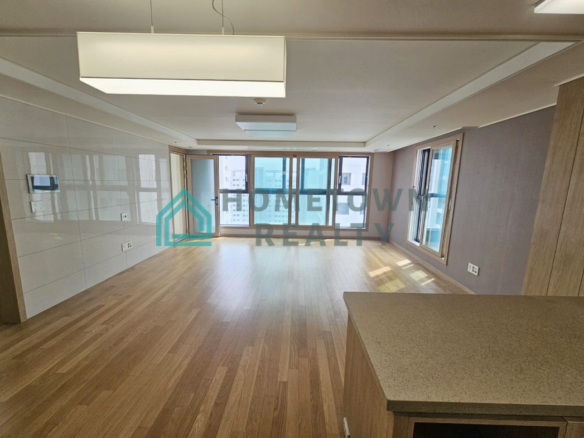 Livingroom with dining
