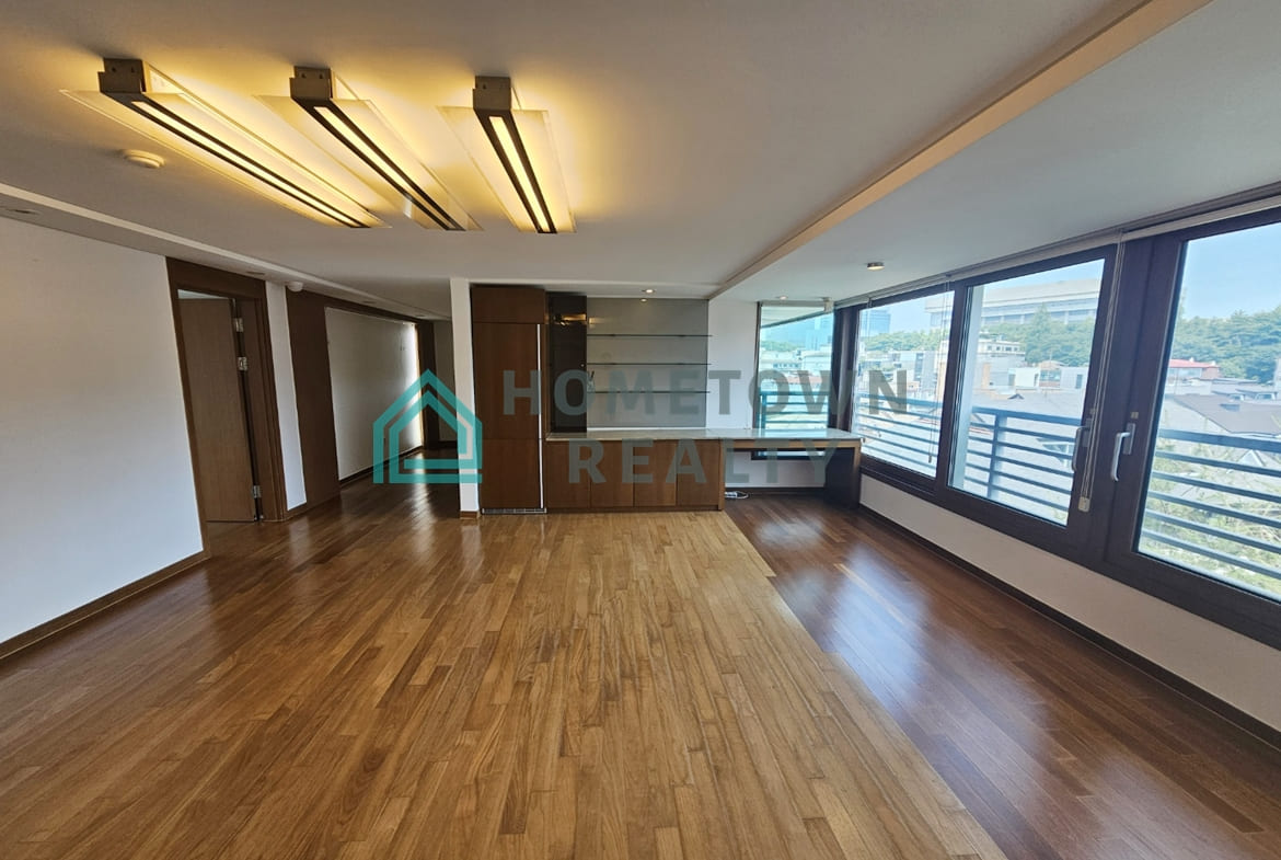 2nd floor livingroom