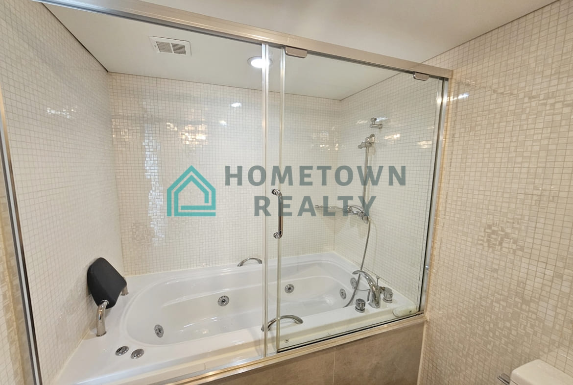 Master bathtub