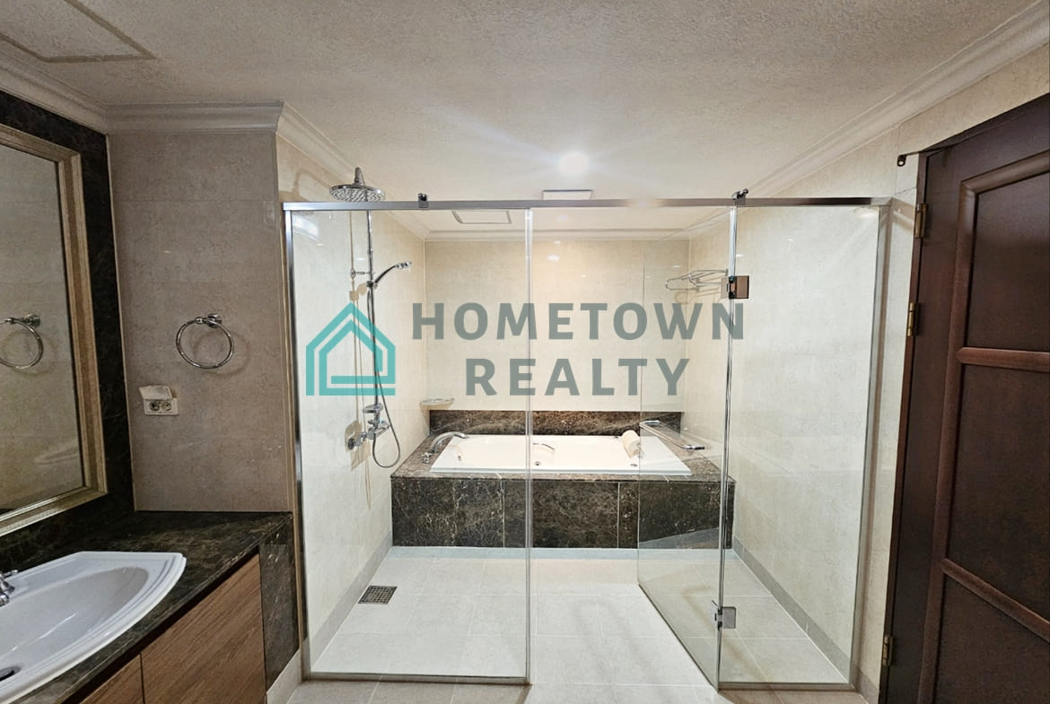 Master bathtub