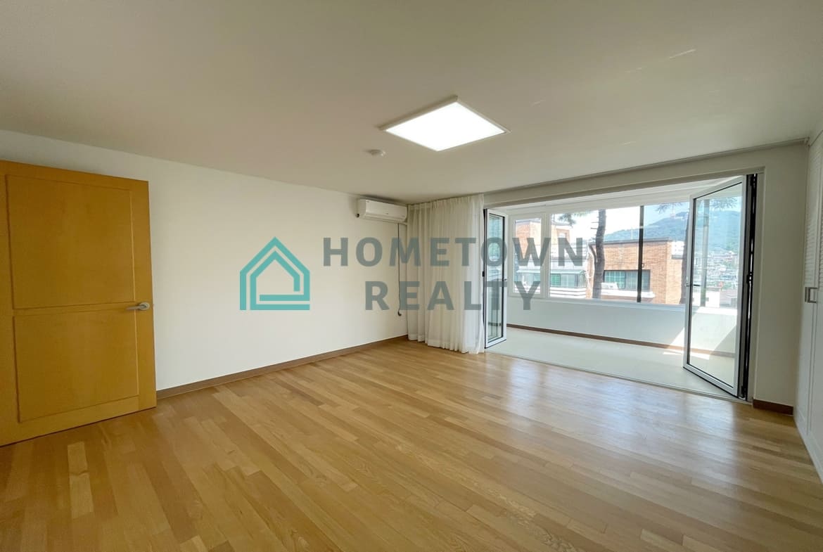 2nd bedroom with door