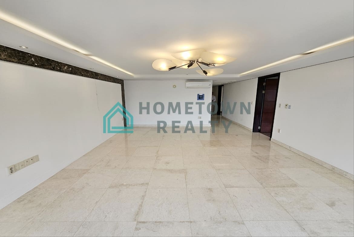 Livingroom opposite
