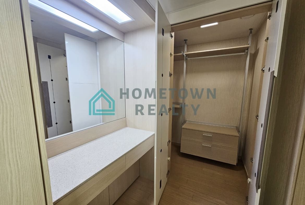Make up space and walk in closet