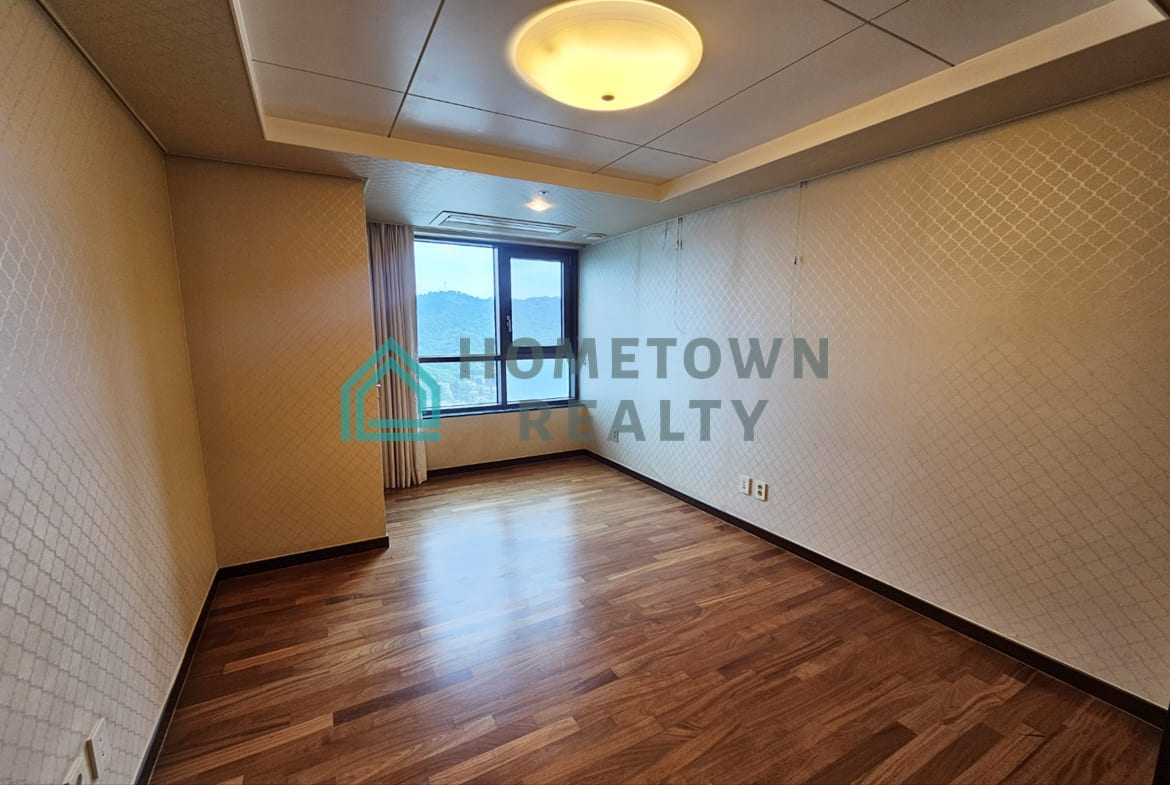 2nd bedroom with windows