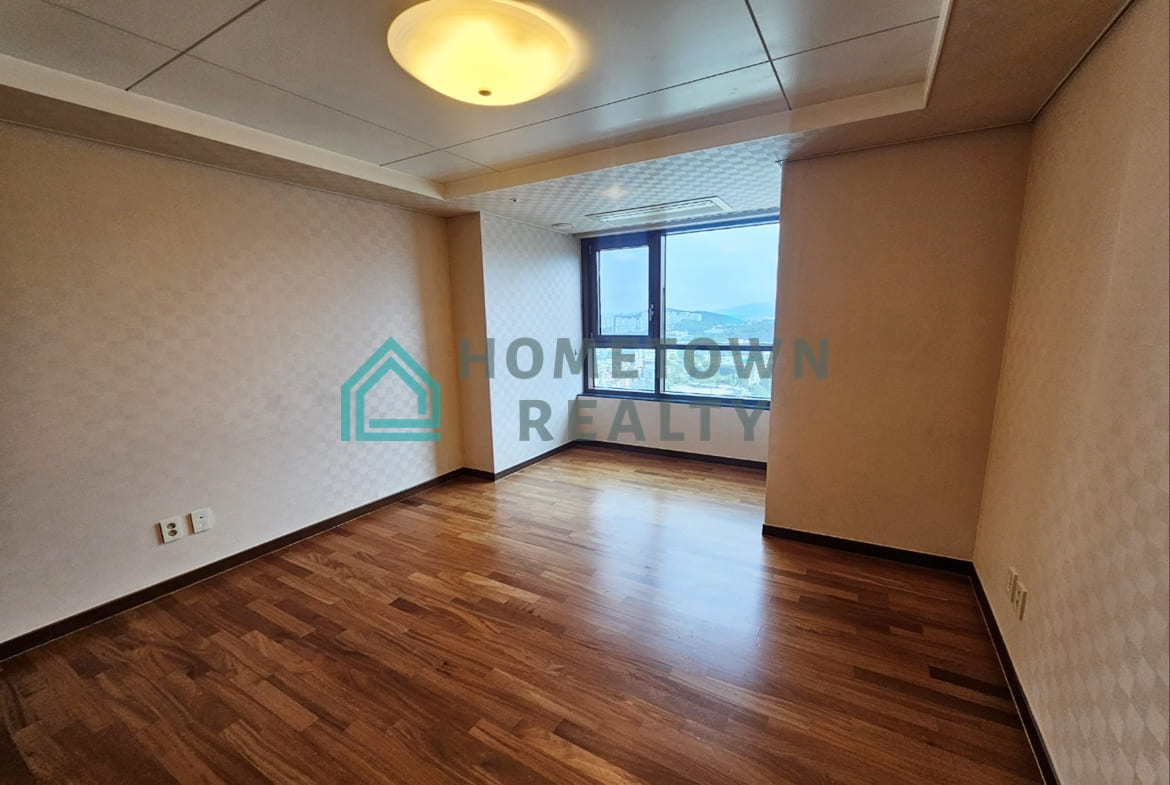 3rd bedroom with windows