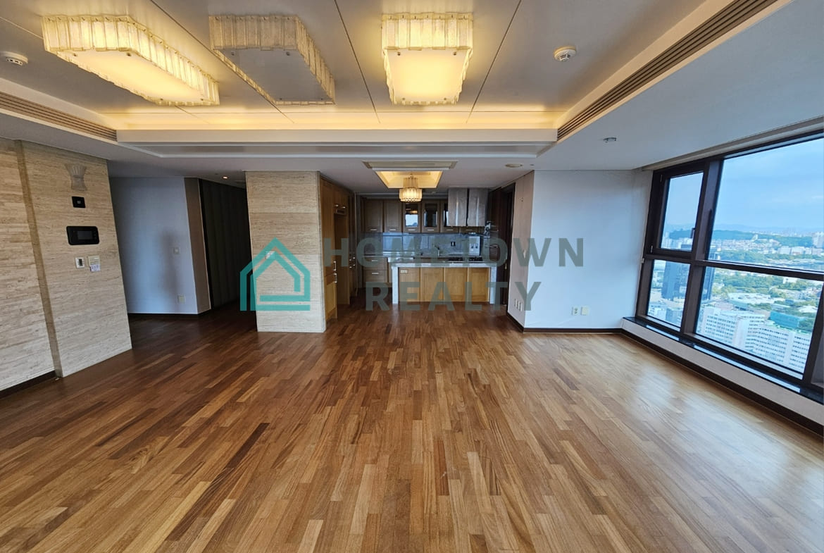 Livingroom and kitchen