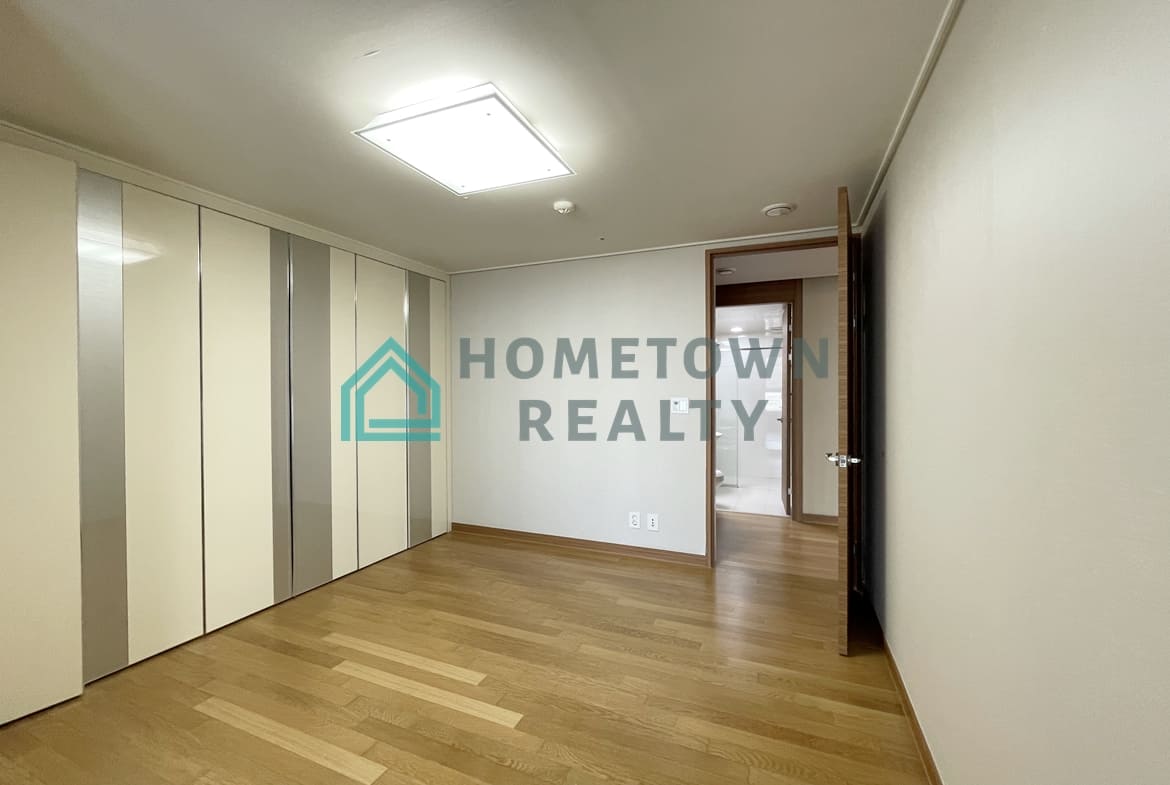 2nd bedroom back