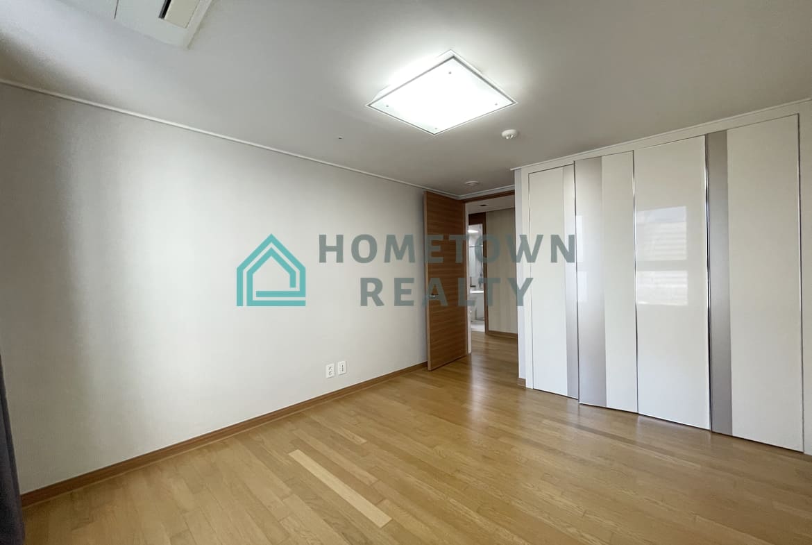 3rd bedroom back