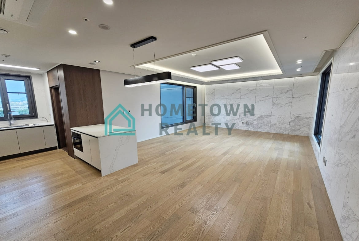 Livingroom with dining