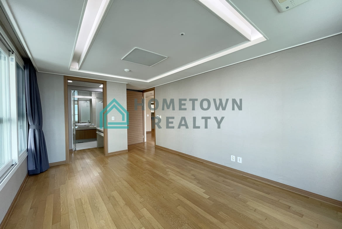 Master bedroom opposite