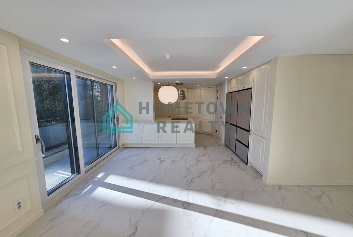 Livingroom and kitchen