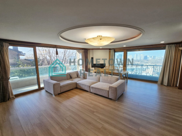 Livingroom two windows