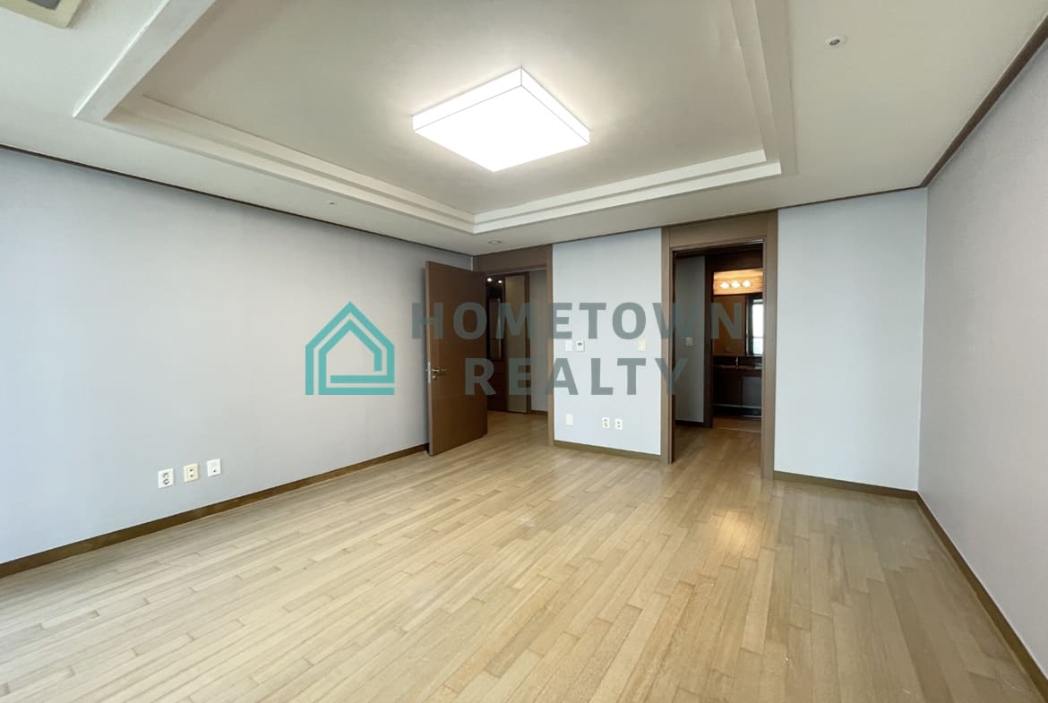 Master bedroom opposite