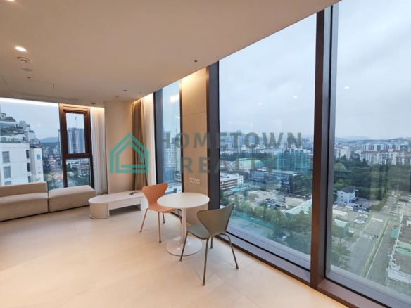 Livingroom with windows