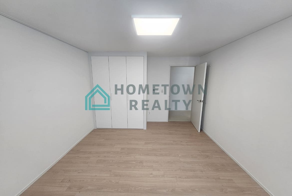 2nd bedroom closet