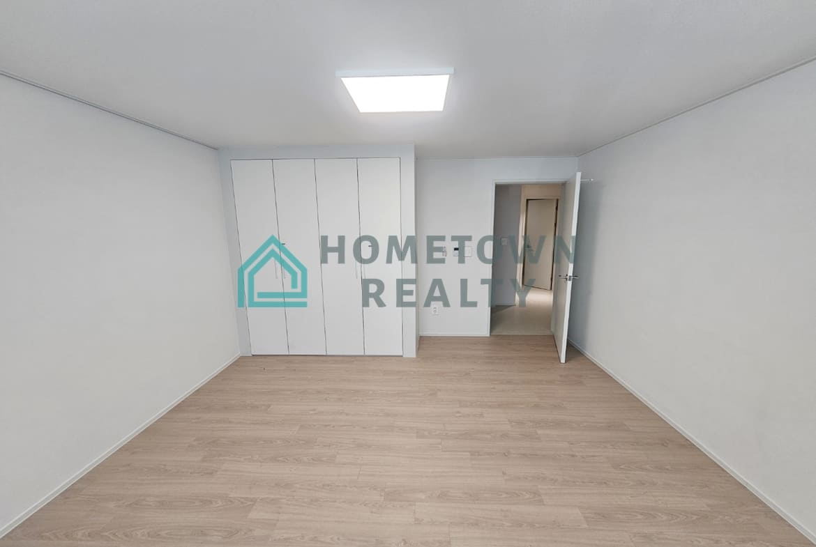 3rd bedroom closet