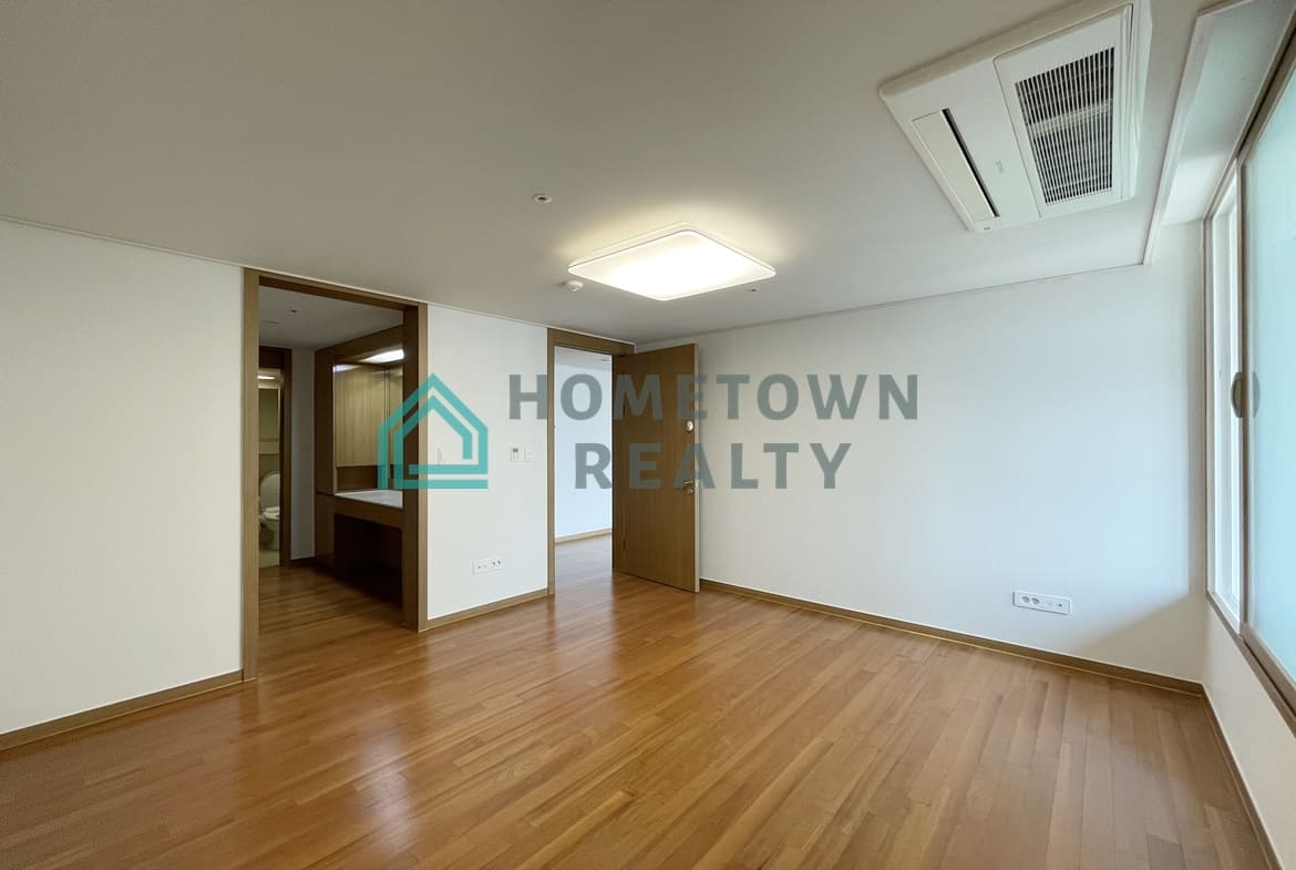 Master bedroom opposite