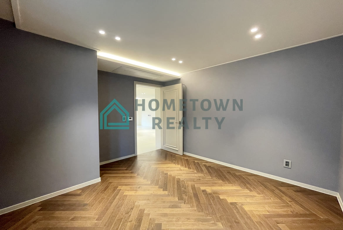 3rd bedroom opposite