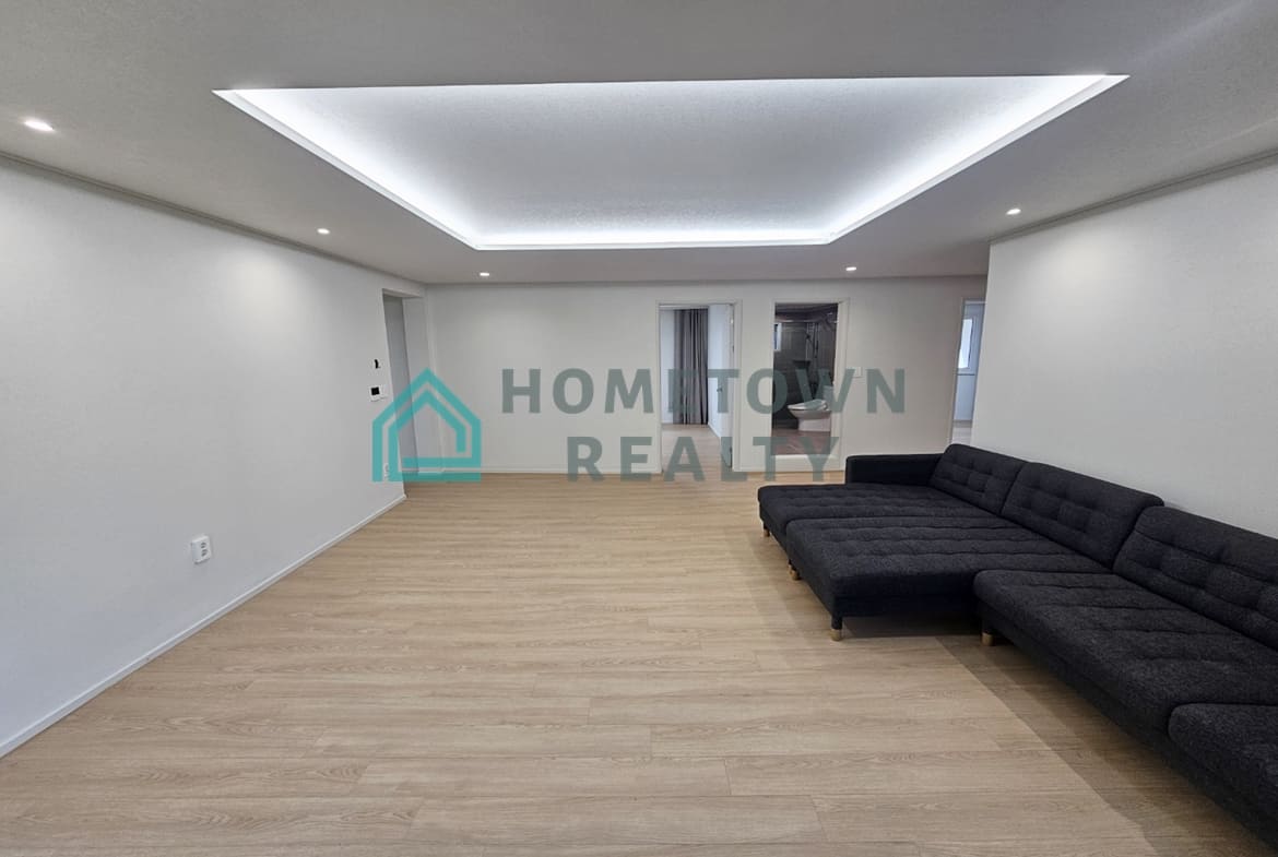 Livingroom opposite