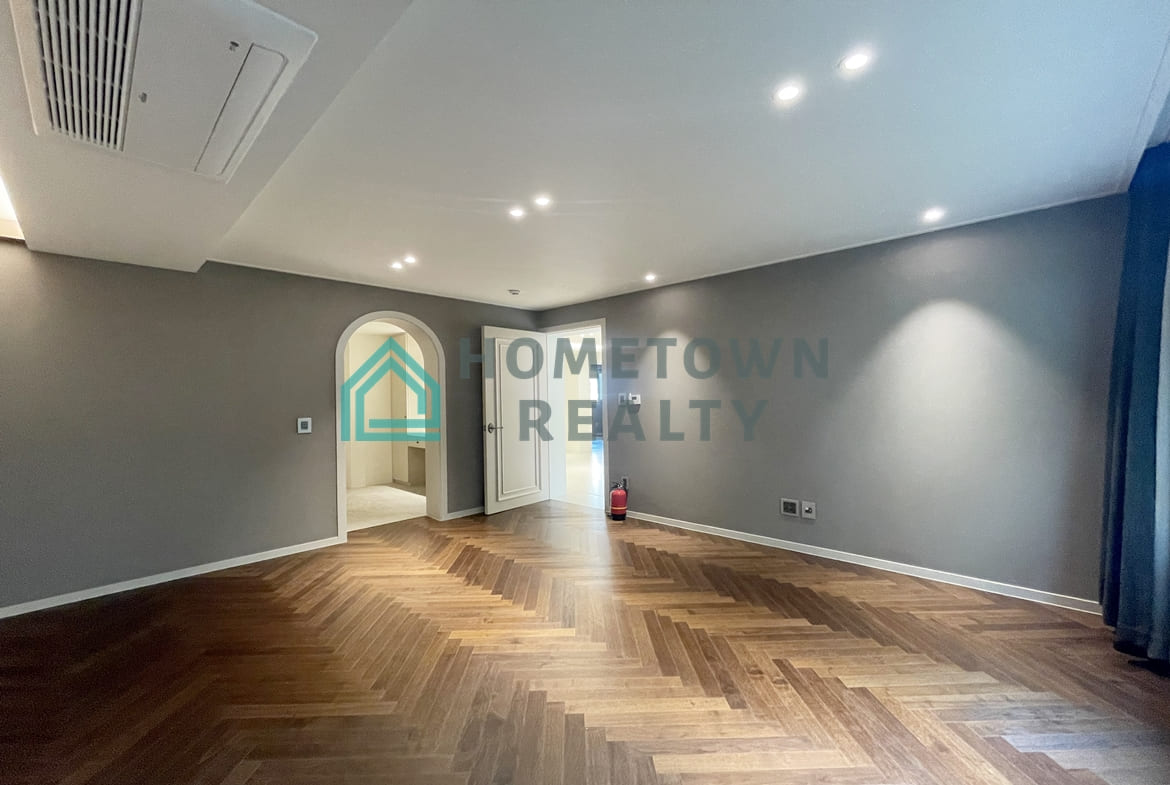 Master bedroom opposite